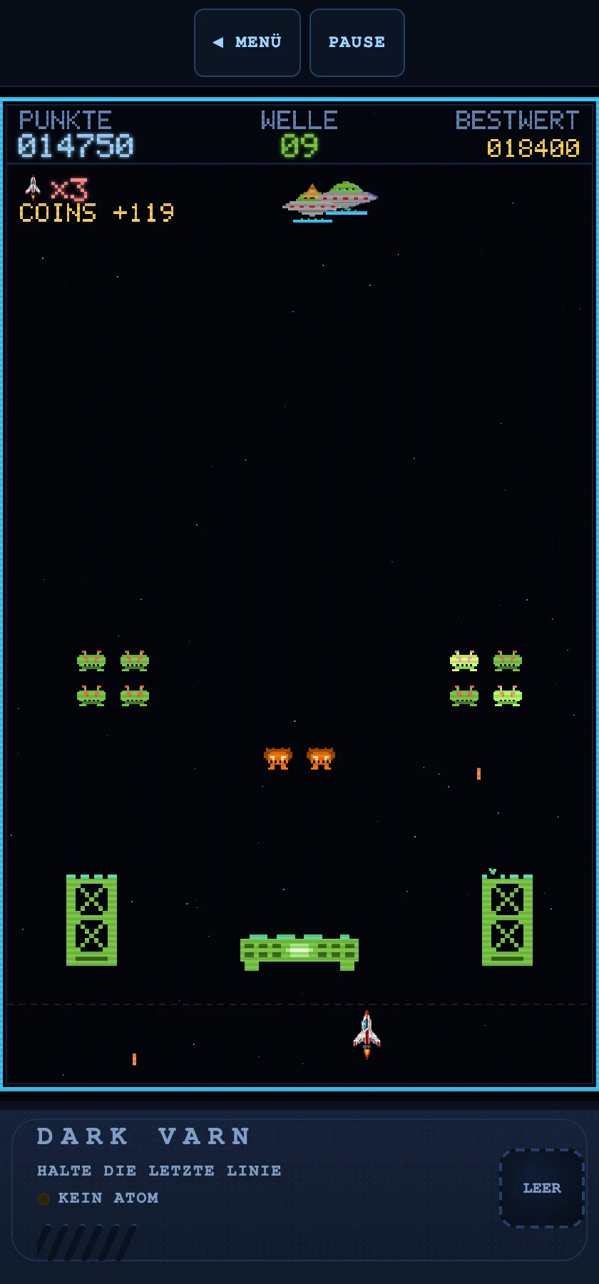 Welle 9: oben zwei UFOs im Anflug, darunter die ausgedünnte Zange aus Pixelgegnern, unten die zwei grünen Türme, die Barrikade und das eigene Schiff.